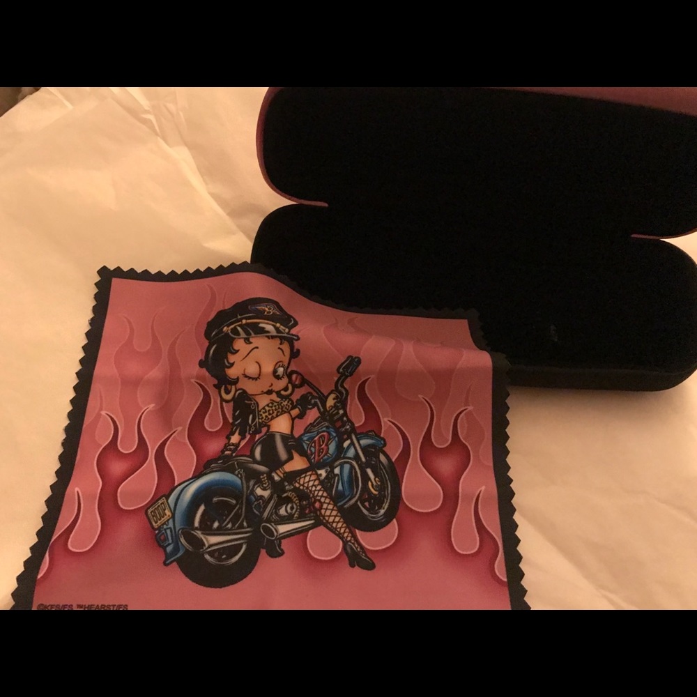 NWOT Betty Boop soft glasses case with cloth.